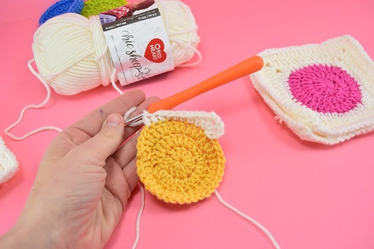 I love modern crochet patterns! This take with a colorful circle encased in white is modern and so fun. Who knew a circle granny square could look so cool!