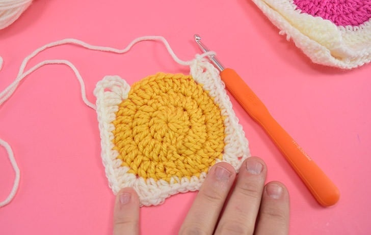 I love modern crochet patterns! This take with a colorful circle encased in white is modern and so fun. Who knew a circle granny square could look so cool!