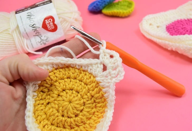I love modern crochet patterns! This take with a colorful circle encased in white is modern and so fun. Who knew a circle granny square could look so cool!