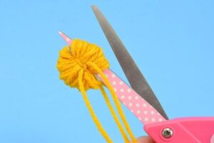 Get in the kitchen and bust out the cutlery and let's make some fork pompoms. Did you know you can make pompoms with a fork? They're absolutely adorable and a great way to bust that yarn stash!