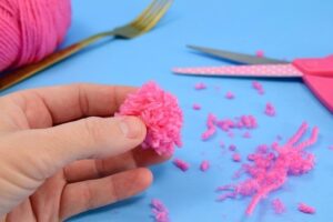 Get in the kitchen and bust out the cutlery and let's make some fork pompoms. Did you know you can make pompoms with a fork? They're absolutely adorable and a great way to bust that yarn stash!