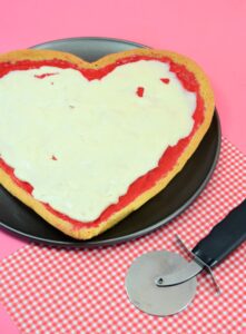 Take another little pizza my heart! How cute is this too sweet heart shaped sugar cookie decorated to look like a pizza? It's perfect for Valentine's Day!