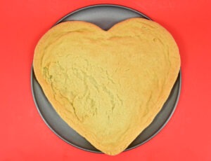 Take another little pizza my heart! How cute is this too sweet heart shaped sugar cookie decorated to look like a pizza? It's perfect for Valentine's Day!