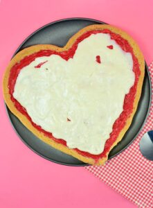 Take another little pizza my heart! How cute is this too sweet heart shaped sugar cookie decorated to look like a pizza? It's perfect for Valentine's Day!