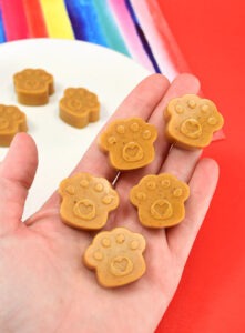 Finish up leftover broth and make the pups a special treat for peanut butter lovers (2 birds, 1 stone!). These peanut butter gummies are so easy & unique!