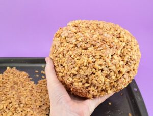 You don't have to be a master decorator to knock out this fun and super easy DIY cactus cake. This one is made from cereal but you can also use real cake!