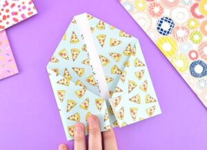 What a fun way for the kiddos to keep up with friends and family this summer, the old way, with snail mail! Show them how to turn a note into an envelope!