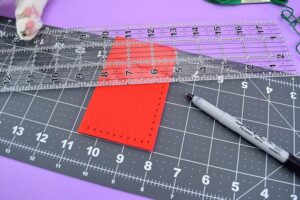 Learn how to sew the blanket stitch including all of those important steps like, how to use the blanket stitch around corners and how to neatly change thread during the blanket stitch!