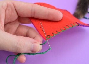 Learn how to sew the blanket stitch including all of those important steps like, how to use the blanket stitch around corners and how to neatly change thread during the blanket stitch!