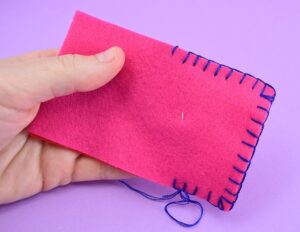 Learn how to sew the blanket stitch including all of those important steps like, how to use the blanket stitch around corners and how to neatly change thread during the blanket stitch!