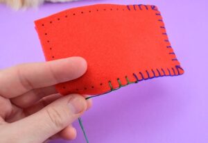 Learn how to sew the blanket stitch including all of those important steps like, how to use the blanket stitch around corners and how to neatly change thread during the blanket stitch!