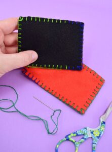 Learn how to sew the blanket stitch including all of those important steps like, how to use the blanket stitch around corners and how to neatly change thread during the blanket stitch!
