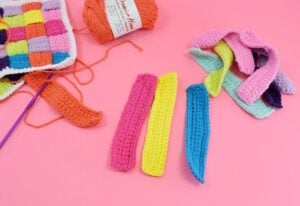 Weave together strips of single crochet to make an awesome woven crochet washcloth using cotton yarn. This DIY is so fun looking yet super practical!