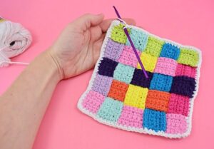 Weave together strips of single crochet to make an awesome woven crochet washcloth using cotton yarn. This DIY is so fun looking yet super practical!