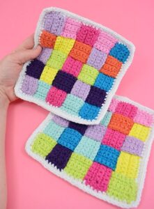 Weave together strips of single crochet to make an awesome woven crochet washcloth using cotton yarn. This DIY is so fun looking yet super practical!