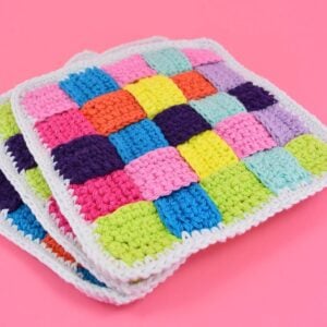 Weave together strips of single crochet to make an awesome woven crochet washcloth using cotton yarn. This DIY is so fun looking yet super practical!