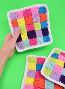 Weave together strips of single crochet to make an awesome woven crochet washcloth using cotton yarn. This DIY is so fun looking yet super practical!