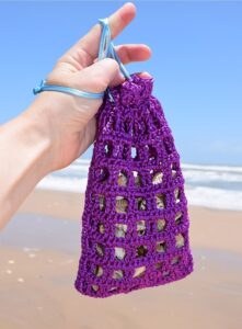 Get the free pattern to create your own crochet mesh seashell collecting bag. Bring home the shells, but keep the sand where it belongs. On the beach!