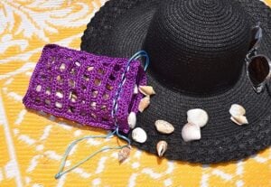 Get the free pattern to create your own crochet mesh seashell collecting bag. Bring home the shells, but keep the sand where it belongs. On the beach!