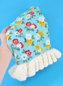 Add a little flair to store bought with a little bit of time and yarn. These crochet edge dish towels may be simple and inexpensive but they'll jazz up the handle on any oven and make a fantastic gift.