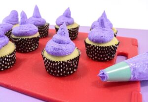 Looking for a quick sweet treat for Halloween? These not too creepy, but totally cute spiderweb cupcakes can be decorated in mere minutes!