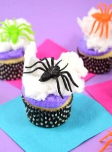 Looking for a quick sweet treat for Halloween? These not too creepy, but totally cute spiderweb cupcakes can be decorated in mere minutes!