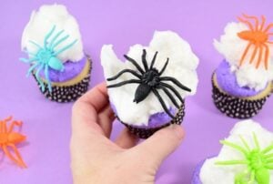 Looking for a quick sweet treat for Halloween? These not too creepy, but totally cute spiderweb cupcakes can be decorated in mere minutes!