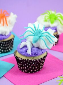 Looking for a quick sweet treat for Halloween? These not too creepy, but totally cute spiderweb cupcakes can be decorated in mere minutes!
