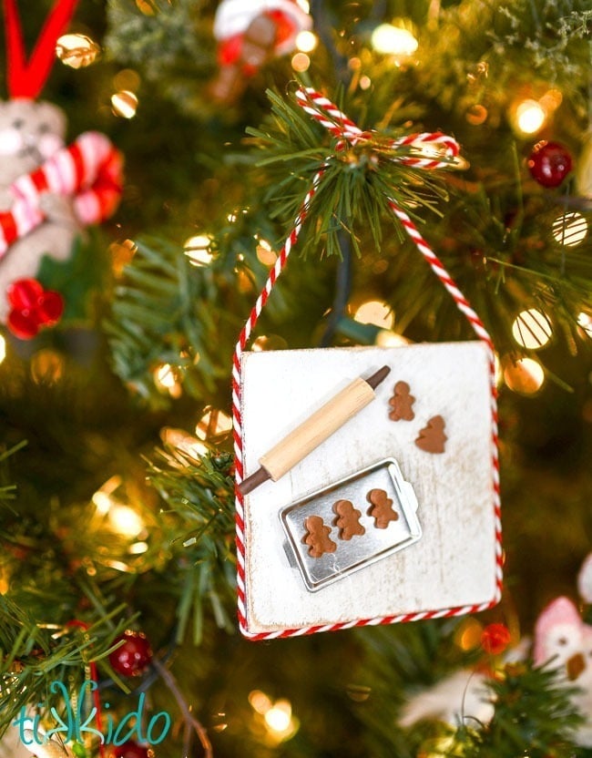 Gingerbread is one of the most festive holiday things I can think of. Check out all of these amazing gingerbread inspired crafts perfect for your homemade holidays!