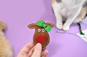 Looking for an inexpensive Christmas gift? These felt reindeer candy cane cozies are super simple to make, darn cute and cost less than a buck apiece!