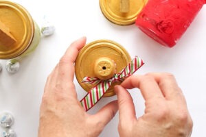 I just LOVE these adorable Christmas jars to gift this year. Fill them with candy and they're such an adorable and inexpensive gift for my neighbors and co-workers!