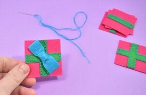 In my experience kitties prefer homemade toys over store-bought every time! These super adorable catnip gifts are both easy and inexpensive to make and totally cat approved!