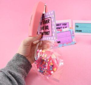 Donut you know? Donut Valentines are the most perfect Valentines of all time! Guaranteed, the kiddos are going to like them a HOLE bunch!