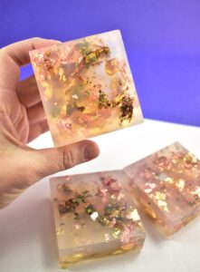 If you like luxurious things, you're goign to LOVE this DIY 10-minute Gold Flecked Soap. Bold, fun and perfect little guest soaps to impress guests!