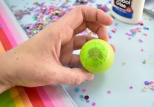 Cascarones are so much fun for both kids and adults. Get the super easy tutorial to make these confetti filled eggs for Easter that everybody is going to just love making and breaking!