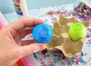 Cascarones are so much fun for both kids and adults. Get the super easy tutorial to make these confetti filled eggs for Easter that everybody is going to just love making and breaking!