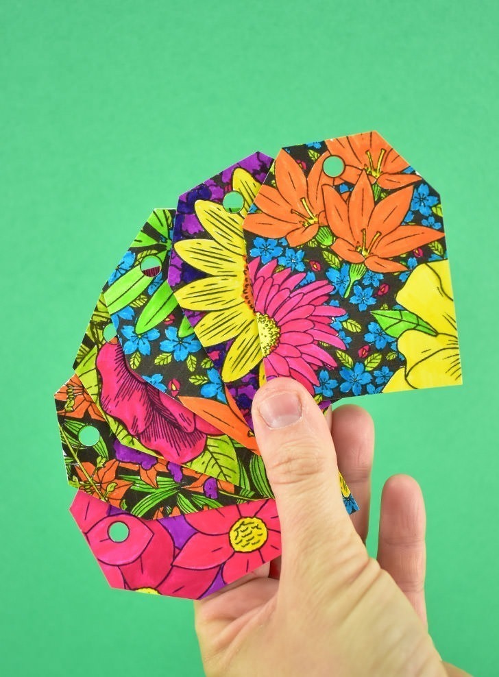 Grab these fabulous free floral gift tags to color and adorn your hand wrapped gifts. So simple but adds so much personality!
