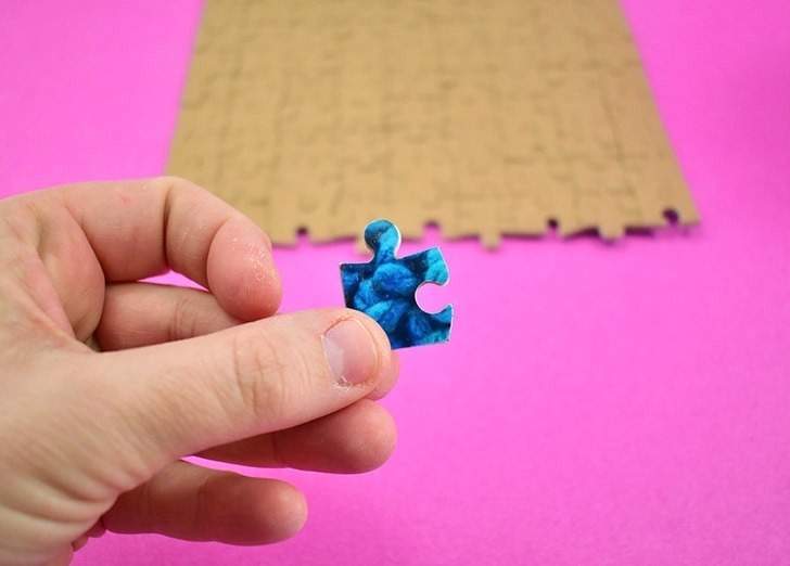 Looking for an amazing gift or keepsake? This DIY double-sided puzzle is it! With 90 pieces of 2 images, it's a little difficult without being ridiculous!