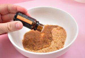 In only five minutes you can have a lovely foaming beach sand scrub that is an amazing exfoliator to get your bod beach-ready and a fab summer craft!