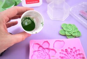 Even though those little terrariums look like glass this adorable succulent soap is just that... 100% soap! Get the details and links to the molds to make these fun and surprising DIY soaps!