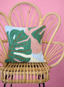 Calling all plant ladies (and gents)... This gorgeous monstera punch needle pattern is FREE and easy enough for punching beginners!
