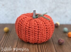 We love these 20+ knit, crochet, loom knit, and otherwise DIY yarn pumpkins you are going to want to craft up this fall!