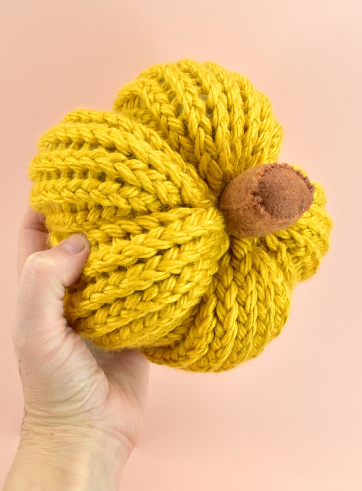 Love the look of knitting things but don't know how to knit? Check out these gorgeous LOOM KNIT pumpkins that are a breeze to whip up!