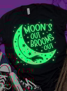 Moon's out, brooms out! Grab the free witchy cut files (SVG, PNG, EPS, DXF) to make your own fun Halloween tee shirt or tote bag!