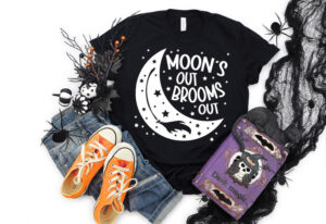 Moon's out, brooms out! Grab the free witchy cut files (SVG, PNG, EPS, DXF) to make your own fun Halloween tee shirt or tote bag!