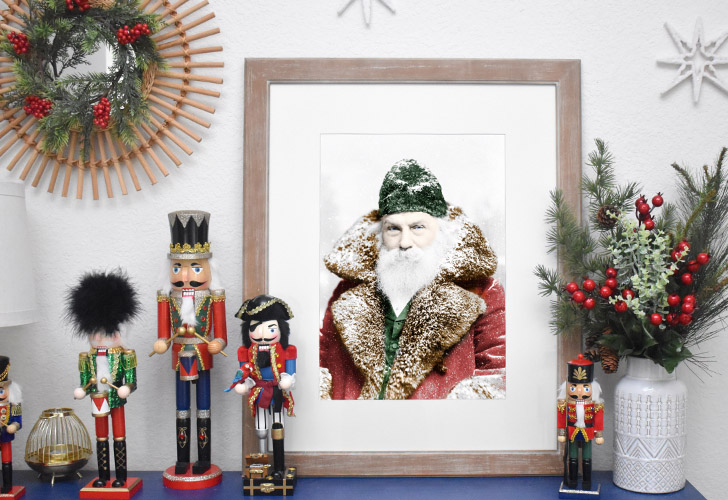 Looking for an inexpensive way to deck the walls this Christmas? Download, print, and frame this free Vintage Santa Photo!