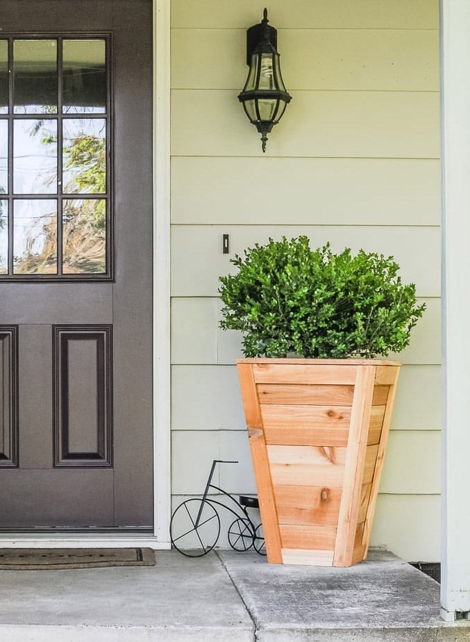 It's the perfect time of year to be outside! Check out 20+ of our favorite and totally unique garden projects you can make yourself!