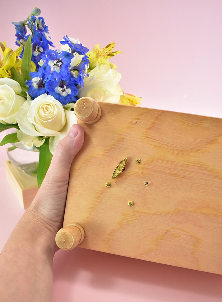 To play the music, gently turn the box over to access the handle, holding the lid closed as you do. Twist several times and the music will play!