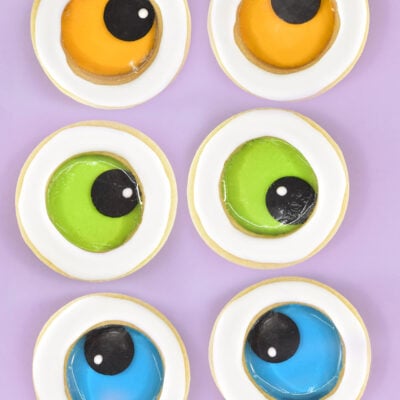 These wiggly and jiggly googly eye cookies are so much fun! Learn how to stack cookies and fill with isomalt to make these wiggle eyes that really google around! Beginner Friendly!