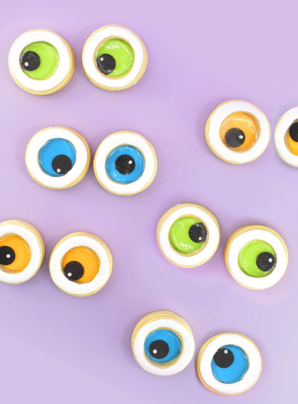 These wiggly and jiggly googly eye cookies are so much fun! Learn how to stack cookies and fill with isomalt to make these wiggle eyes that really google around! Beginner Friendly!